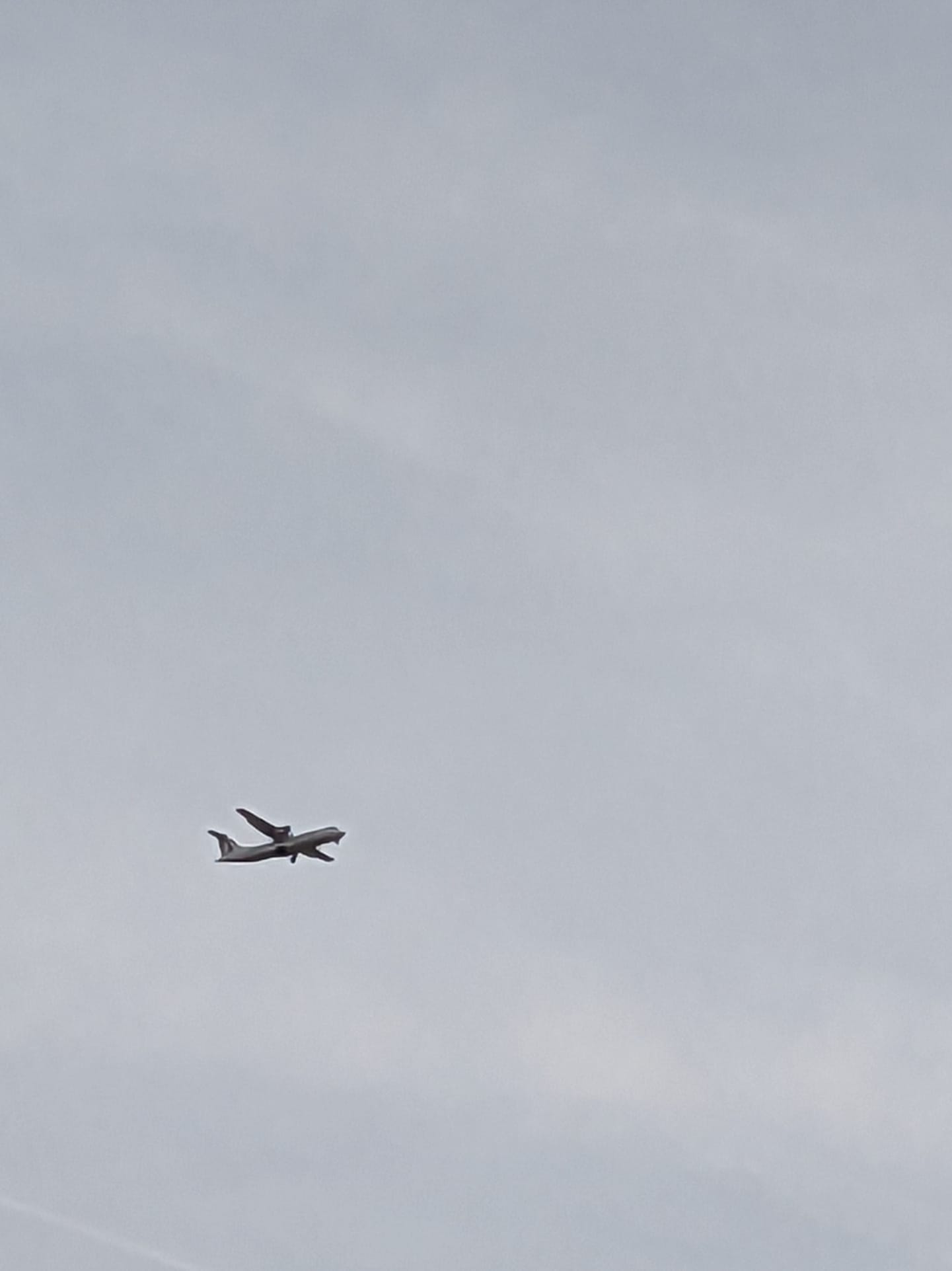 Un avion sobrevuela La Raiosa